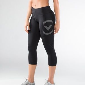 NWOT: Virus compression crop pants